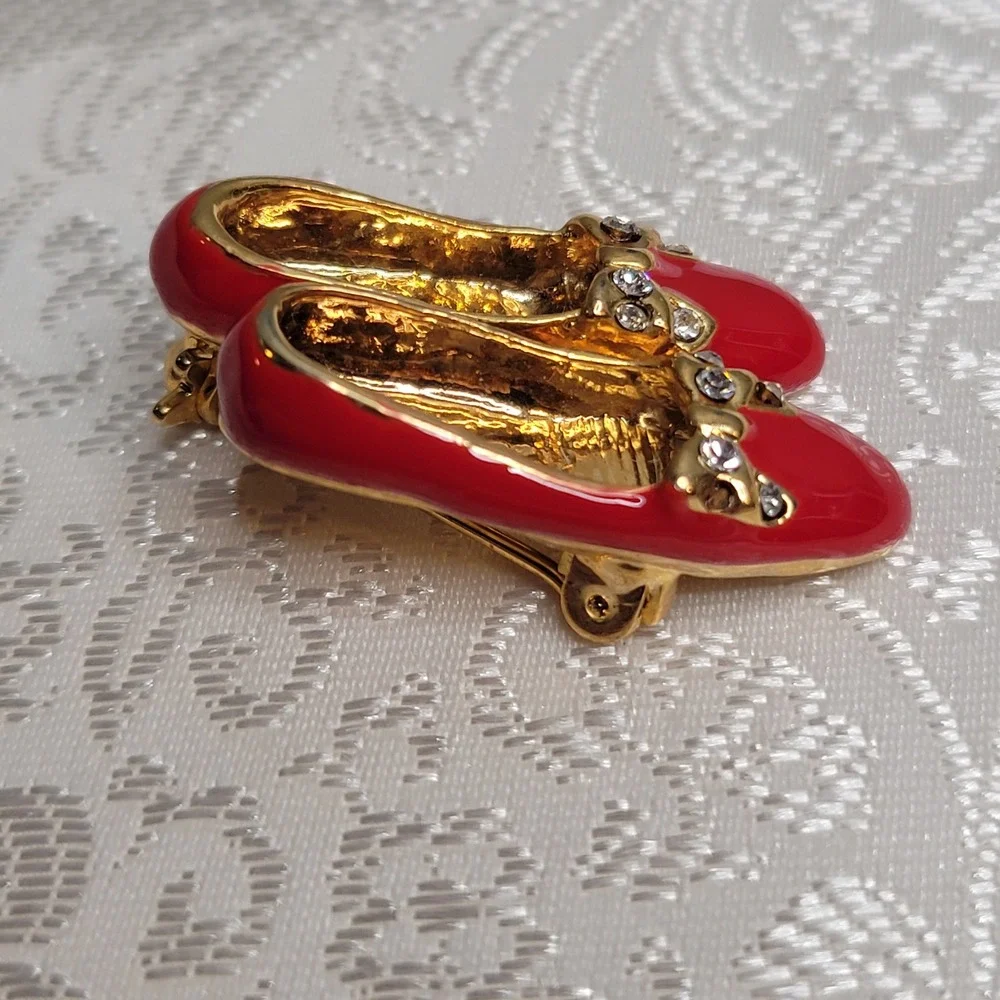Vintage Gold Ruby‎ Red Slippers Brooch Enamel Rhinestone Bow Dorothy Kitsch Gift - Picture 2 of 9